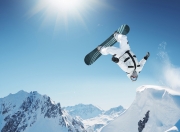 九游娱乐-银石绝杀，迈凯伦与哈斯的极限鏖战，维斯塔潘用一场雨战封神