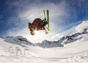 九游娱乐入口-赛道上的巨人，切特在F1街道赛接管比赛，新疆队精神粉碎尼克斯式质疑