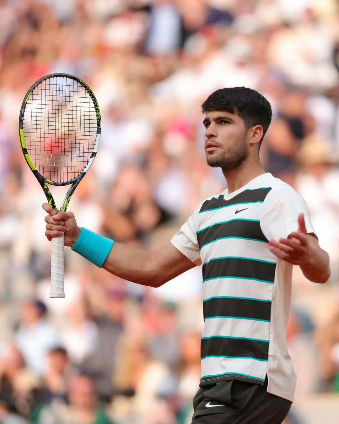 包含法国网球队碾压澳大利亚网球队，阿尔卡拉斯绝境逆转的词条