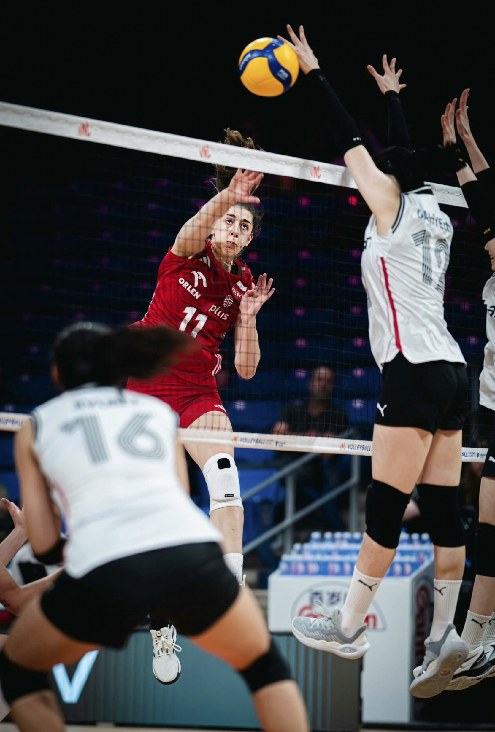 波兰国家队在客场比赛中实现绝地反击 波兰国家队在客场比赛中实现绝地反击