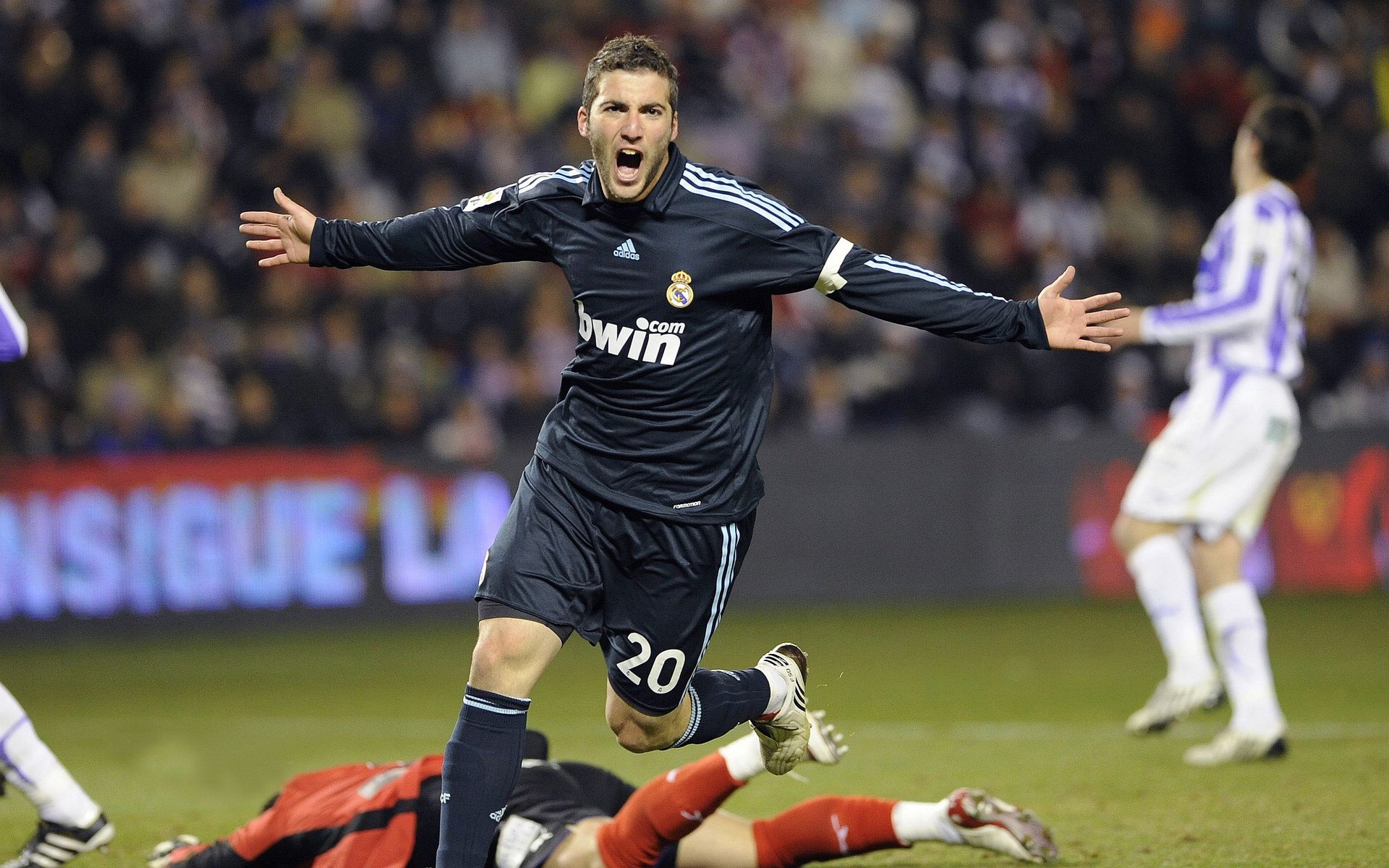 F1新赛季揭幕战,爱尔兰式冲垮,勒沃库森精神能否在赛道重燃?